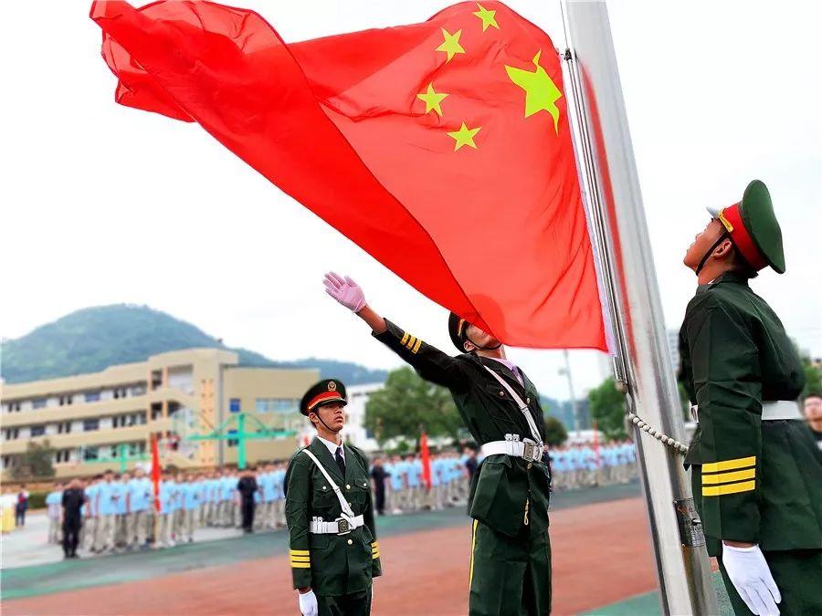 救援落湖男孩